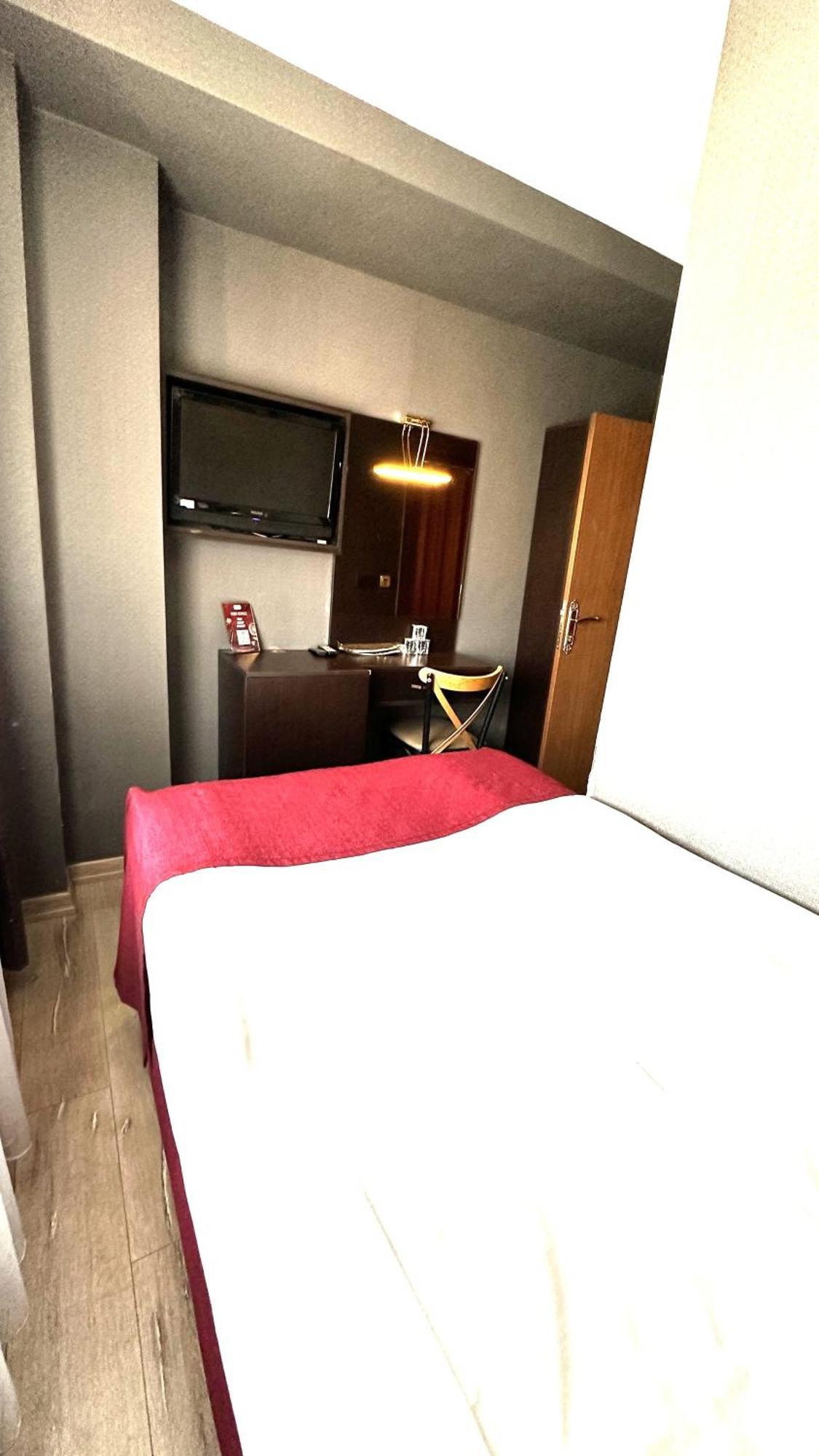Atesde Dustu Salvara Hotell Istanbul Exteriör bild